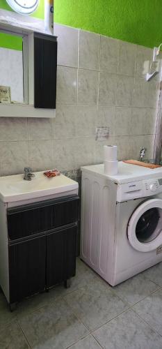 eine Waschküche mit einer Waschmaschine und einem Waschbecken in der Unterkunft Casa en Ciudad de la Costa ideal para descanso in Ciudad de la Costa
