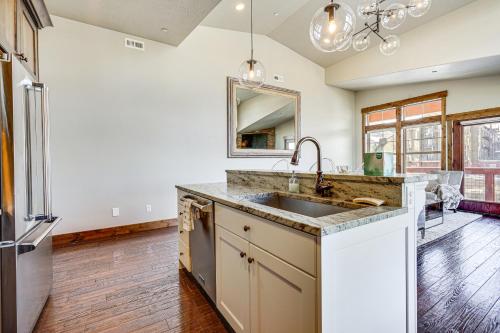 Η κουζίνα ή μικρή κουζίνα στο Stunning Mtn Views! All-Season Heber City Condo
