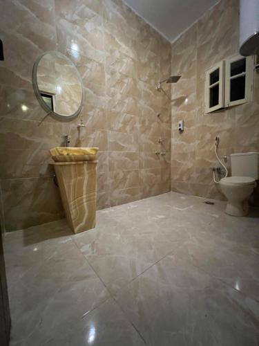 La salle de bains est pourvue d'un lavabo et de toilettes. dans l'établissement Golf Pyramids View, au Caire