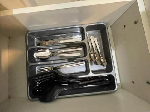 a tray filled with utensils in a drawer at Edifício Belluno in Ribeirão Preto