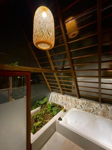 a room with a ceiling with a chandelier at Sacha Urco Lodge y Bosque Protector in Mindo