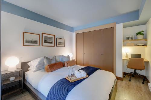 Tempat tidur dalam kamar di Royal Navy Suite: Modern Flat in Heart of Victoria