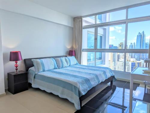 1 dormitorio con cama y ventana grande en Yc l Apartamento 2BR - 3602, en Panamá