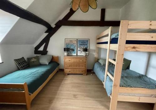 1 Schlafzimmer mit 2 Etagenbetten und einer Leiter in der Unterkunft Maison familiale (10p) à 15 min du Zoo de Beauval in La Vernelle