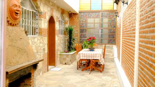 a patio with a table and chairs and a brick wall at Cabañas- Casas España in Mineral del Chico