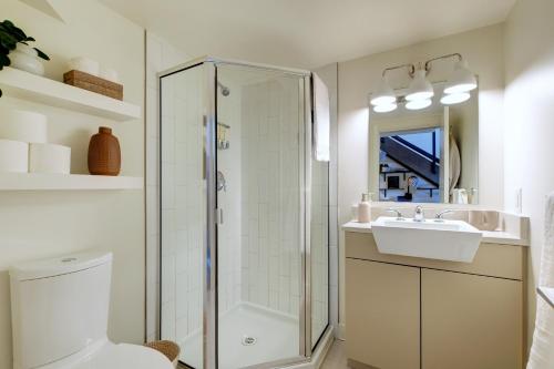 y baño con ducha, aseo y lavamanos. en West Coast Loft with Rooftop Patio + Harbour View, en Victoria