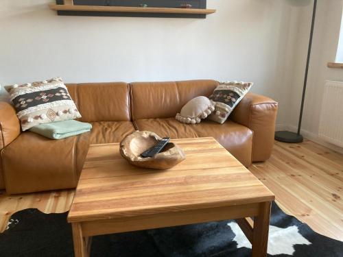 a living room with a brown couch and a wooden coffee table at SUITE-DREAMS APARTMENT - Innenstadt in Hannover