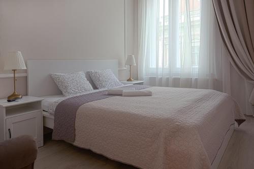 A bed or beds in a room at S2 Apartman