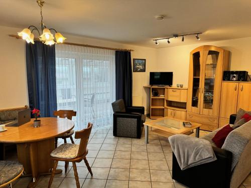 una sala de estar con un sofá y una mesa en Ferienhaus Eichhölzle, en Münsingen