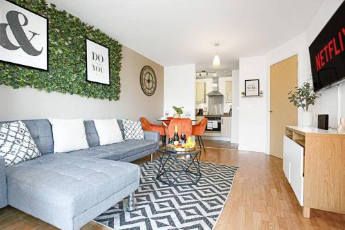 Μια τηλεόραση ή/και κέντρο ψυχαγωγίας στο Luxury 1 Bedroom Apartment with Balcony - Central MK - Free Parking, Fast WiFi and Smart TV by Yoko Property