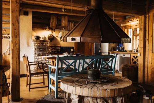 una cocina con mesa azul y una cocina con mesa de mesa en Chałupa z widokiem w górach, en Zawoja
