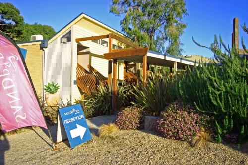 Un jardín fuera de Sandpiper Motel Apollo Bay
