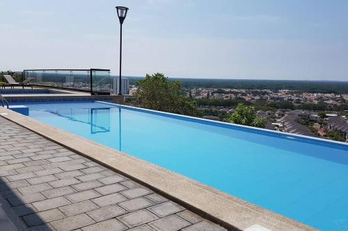 a large blue swimming pool on top of a building at Ecusuites Penthouse Vía Costa Ceibos Puerto Azul in Guayaquil