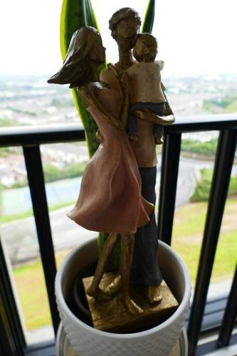 a statue of a couple in a potted plant at Ecusuites Penthouse Vía Costa Ceibos Puerto Azul in Guayaquil