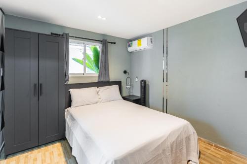 ein Schlafzimmer mit einem weißen Bett und einem Fenster in der Unterkunft Precioso Apartamento con terraza y Jacuzzi privado in Jacagua