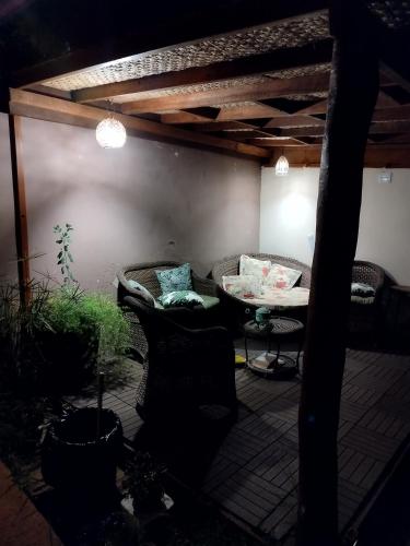 Posezení v ubytování Linda Chacara com 2 Chalés em Boituva