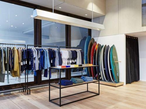 een kledingwinkel met een heleboel surfplanken tentoongesteld bij Bondi Beach House in Sydney