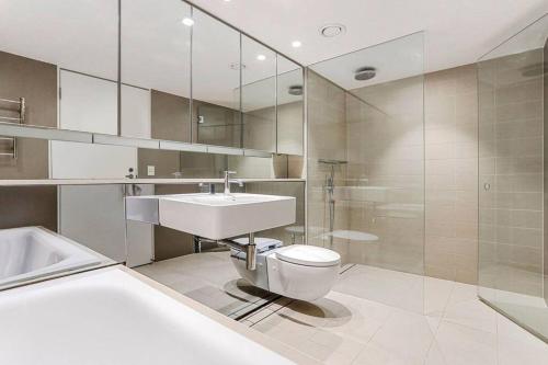 een badkamer met een wastafel, een toilet en een douche bij Bondi Beach House in Sydney