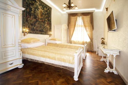プラハにあるアート アパートメンツ セラコフスケホ サディのベッドルーム1室(ベッド1台付)が備わります。壁には絵画が飾られています。