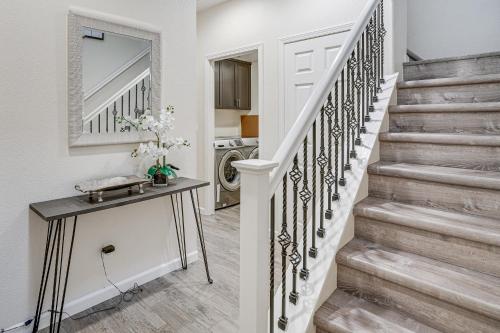 una escalera en una casa con espejo en Richmond Vacation Rental 1 Mi to Shoreline en Richmond