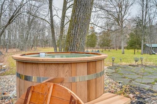 Κήπος έξω από το Custom-Built Clarklake Cabin Sauna and Cold Plunge!