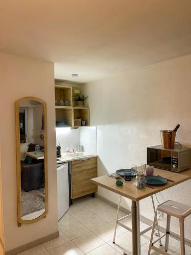 - une petite cuisine avec une table et un comptoir dans l'établissement NICE Hollydays, Studio St Antoine, à Nice