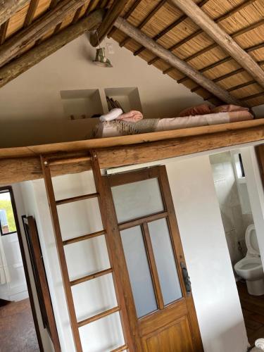 Zimmer mit Holztür und Fenster in der Unterkunft La Roja. Vivir naturaleza, a pasos del océano. in La Pedrera