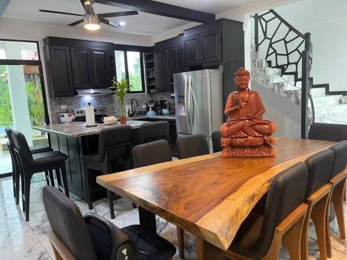 a kitchen with a table with a statue on top of it at Rancho Hope in San Rafael Norte
