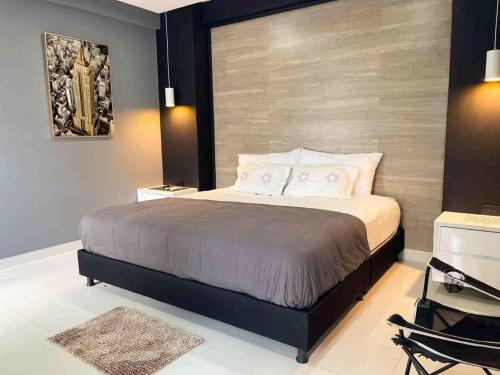 ein Schlafzimmer mit einem Kingsize-Bett in einem Zimmer in der Unterkunft Rio Hotel lagos in Leticia