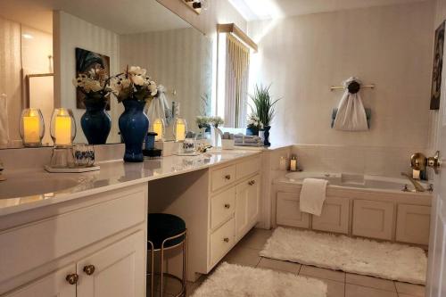 a bathroom with two sinks and a large mirror at 2,298Sqft-King Bed-BBQ-Gbps-W/D in Snellville