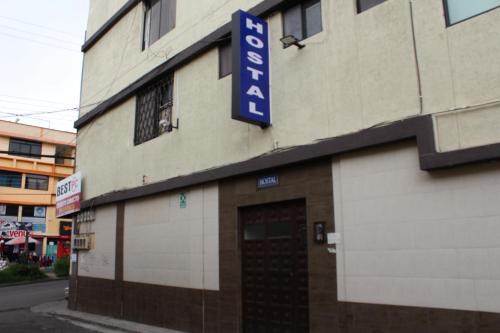 un edificio con una señal azul en el costado. en JULIUS Hostal -NO PARQUEO, Alojamiento desde las 14 horas hasta 12 mediodía-, en Quito