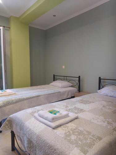 pokój z 2 łóżkami i ręcznikami w obiekcie Just Constructed! w mieście Gastoúni