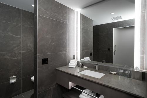 uma casa de banho com um lavatório e um espelho em Innovation Hotel em Naples