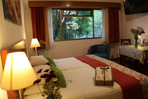 um quarto de hotel com uma cama e uma janela em Chalet del Carmen, Coyoacán em Cidade do México
