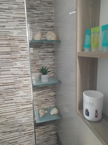 a shelf in the corner of a bathroom with towels at Just Constructed! in Gastoúni