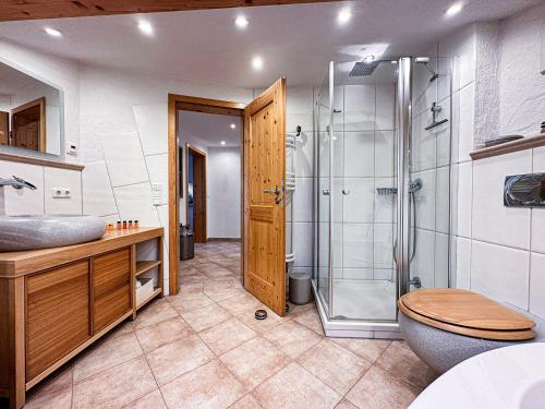 y baño con ducha, aseo y lavamanos. en Bergliebe, en Oberstaufen