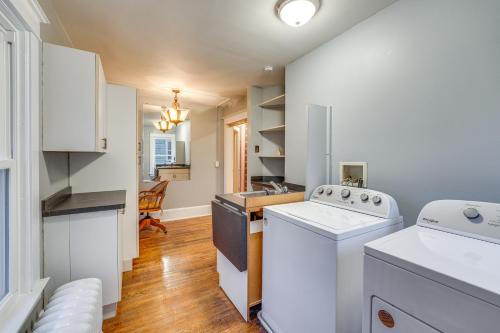 una cucina con lavatrice e asciugatrice di Spacious Jamestown Home Near Natl Comedy Center! a Jamestown