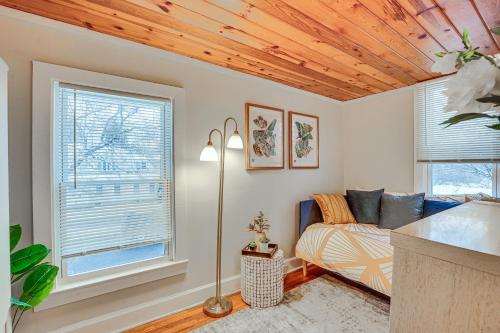 sala de estar con sofá y ventana en Chic New Hartford Apartment - Hike, Golf and Ski!, en New Hartford
