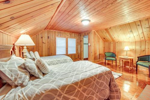 1 dormitorio con 1 cama grande y paredes de madera en Spacious Jamestown Home Near Natl Comedy Center!, en Jamestown