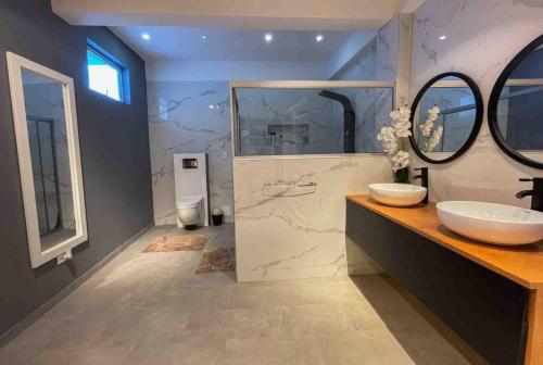 a bathroom with two sinks and a large mirror at Rio Hotel lagos in Leticia