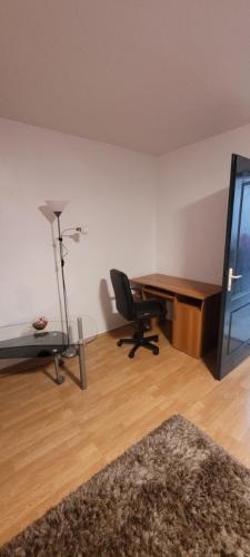 an office with a desk and a chair and a table at Studio BDN in Sîngeorgiu de Mureş