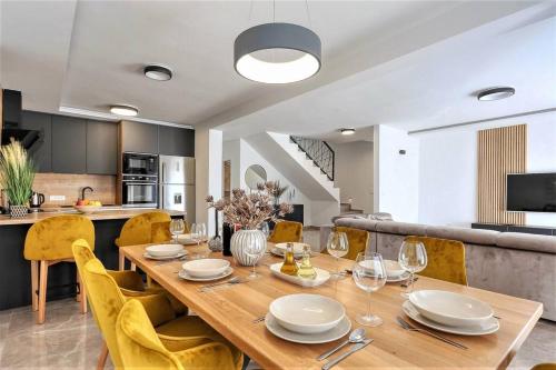 Η κουζίνα ή μικρή κουζίνα στο Villa Lela - Heated Pool, Sauna, BBQ, Activities