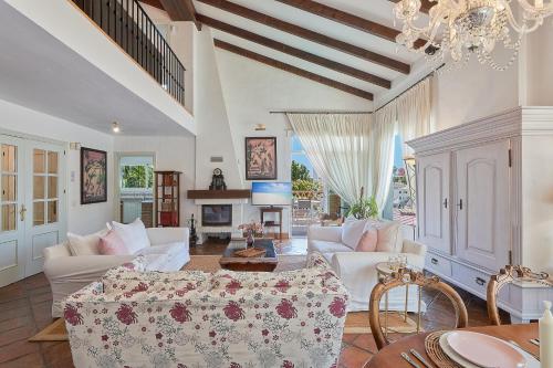 Amapola House Exclusive Private Pool, BBQ & Pet Friendly Torreblanca Fuengirola by Groway Home