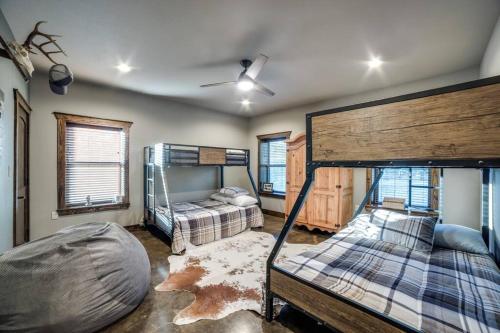 Una cama o camas en una habitación de Murphco Ranch