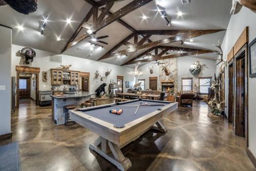 Una mesa de billar en Murphco Ranch