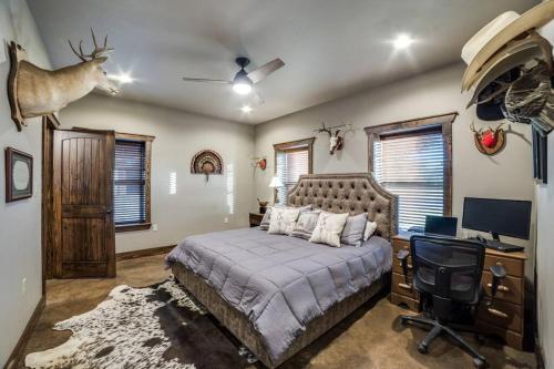 Una cama o camas en una habitación de Murphco Ranch