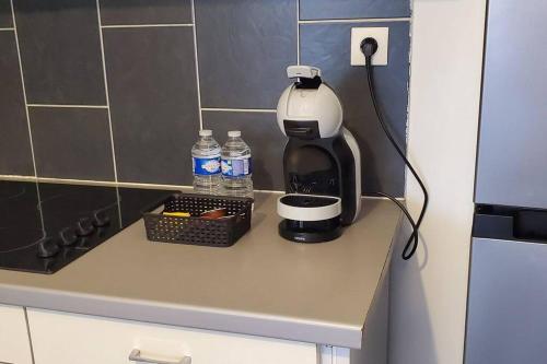 een koffiezetapparaat op een aanrecht bij Tulsa Home - Cosy et calme in Saint-Quentin