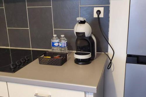 une cafetière assise au-dessus d'un comptoir dans l'établissement Tulsa Home - Appartement 1 chambre Cosy et calme, à Saint-Quentin