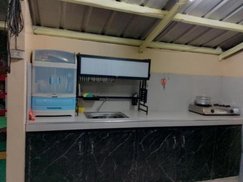 eine Küche mit Theke und Aquarium in der Unterkunft Guyangan Homestay Siargao in Catangnan