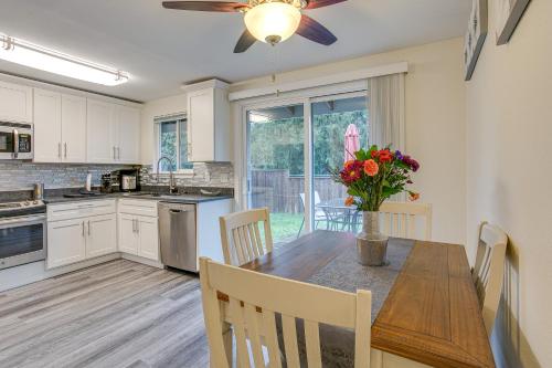 Imagine din galeria proprietății Modern Puyallup Townhome with Backyard and Fireplace în Puyallup